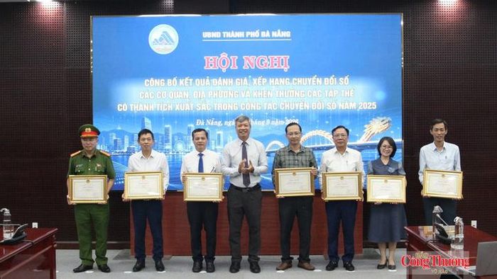 Phó Giám đốc Sở Công Thương TP. Đà Nẵng Nguyễn Văn Trừ (thứ 3, từ phải sang) đại diện Sở Công Thương Đà Nẵng nhận bằng khen của Chủ tịch UBND thành phố 