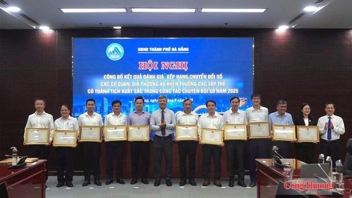 Lãnh đạo TP. Đà Nẵng trao bằng khen cho 11 xã, phường có thành tích xuất sắc trong công tác chuyển đổi số năm 2025