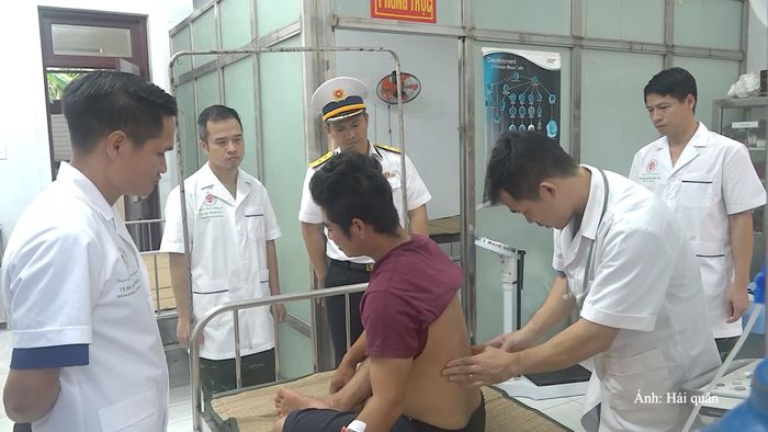 Các y, bác sĩ nhanh chóng thăm khám cho ngư dân.