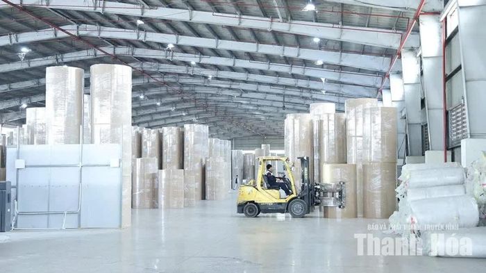 Nhà máy Sản xuất giấy bao bì MIZA Nghi Sơn vận chuyển hàng hóa đi tiêu thụ.