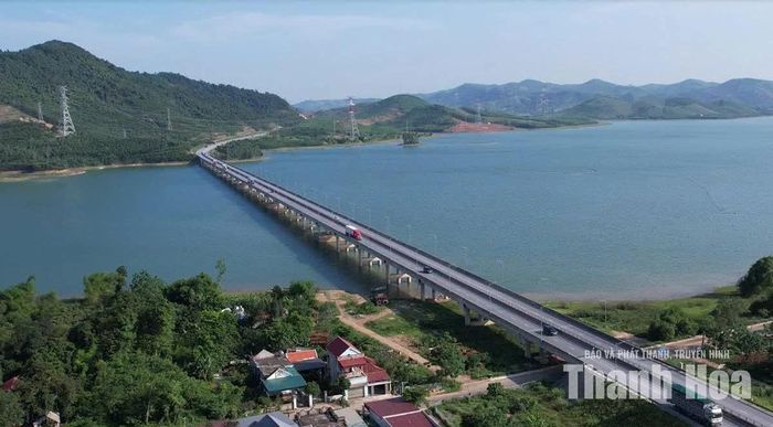 Cao tốc Quốc lộ 45 - Nghi Sơn vượt hồ Yên Mỹ. Ảnh: Minh Hằng