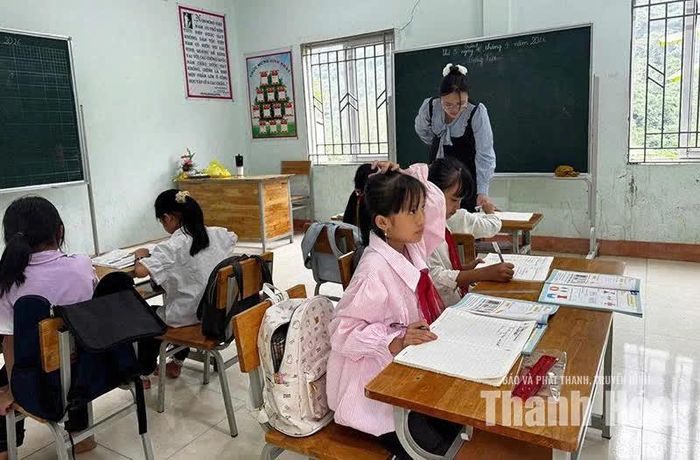 Cô giáo Hà Thị Mai Huyền cùng học sinh trong một giờ học tại điểm trường Kịt 2.