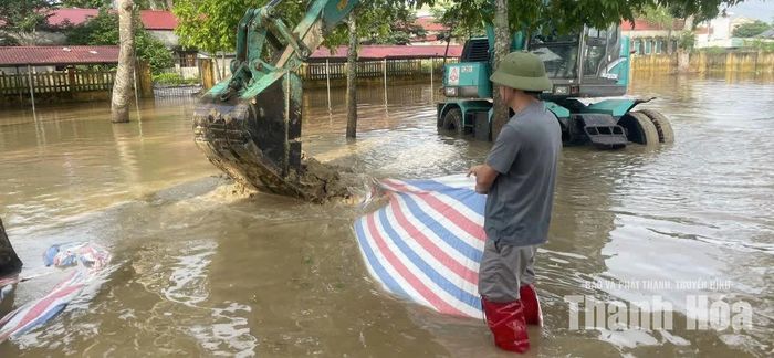 Nước mưa cuốn theo một lượng lớn bùn đất vào các trường học. Xã Đồng Tiến đã tăng cường máy múc bùn đất tại khuôn viên các nhà trường.