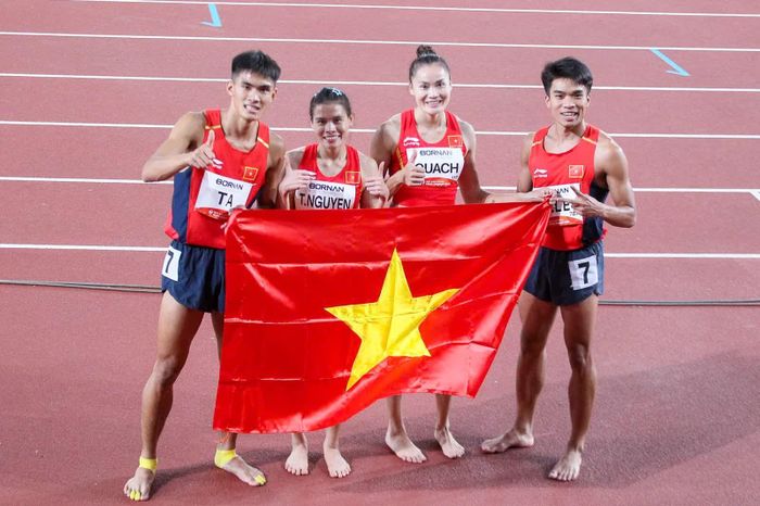 Đội tuyển Việt Nam cán đích ở vị trí thứ ba với thành tích 3 phút 14 giây 54, xuất sắc giành tấm HCĐ lịch sử.