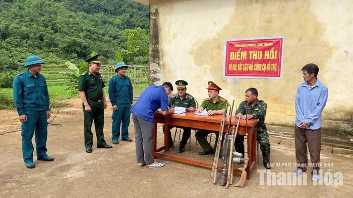Người dân đến giao nộp vũ khí tự chế cho Đồn Biên phòng Tam Thanh.