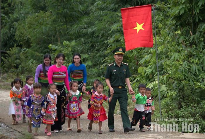 Các chiến sĩ bộ đội biên phòng luôn kề vai sát cánh cùng đồng bào Mông bản Cơm trong cuộc chiến chống đói nghèo và xóa bỏ hủ tục, thắp sáng tương lai cho thế hệ trẻ.
