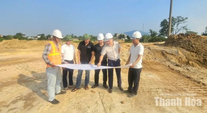 Các đơn vị phối hợp với xã Hợp Tiến tháo gỡ khó khăn, vướng mắc trong công tác giải phóng mặt bằng.