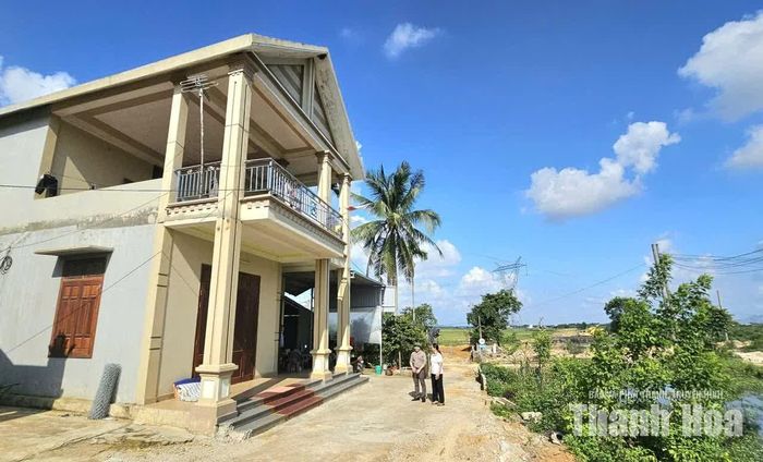 Gia đình bà Nguyễn Thị Loan, thôn Xuân Thắng, xã Xuân Du đã nhận tiền đền bù và bàn giao ngôi nhà, cùng 300m2 đất ở cho địa phương.