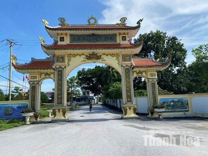 Cổng vào làng Mỹ Đà được xây dựng khang trang bằng nguồn xã hội hóa.