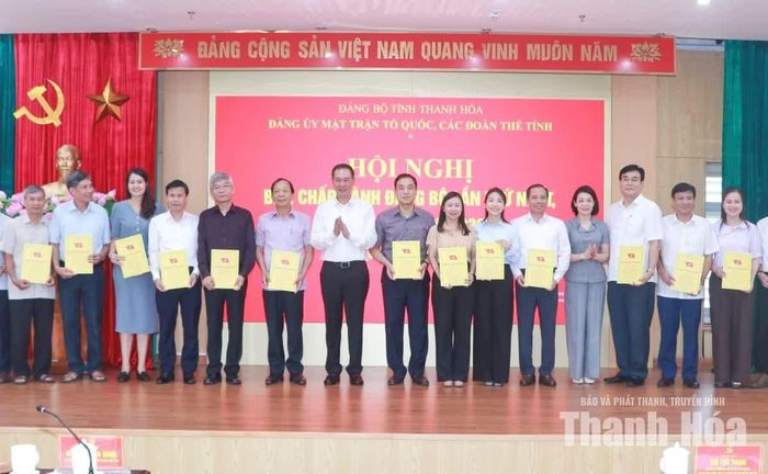 Phó Bí thư Tỉnh ủy, Chủ tịch Ủy ban MTTQ tỉnh, Bí thư Đảng ủy MTTQ, các đoàn thể tỉnh Trịnh Tuấn Sinh cùng các đồng chí Thường trực Đảng ủy trao quyết định cho các đảng ủy, chi bộ trực thuộc Đảng ủy MTTQ, các đoàn thể tỉnh.