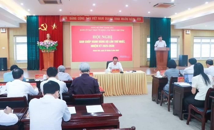 Phó Bí thư Đảng ủy MTTQ, các đoàn thể tỉnh Nguyễn Văn Bình công bố các quyết định.