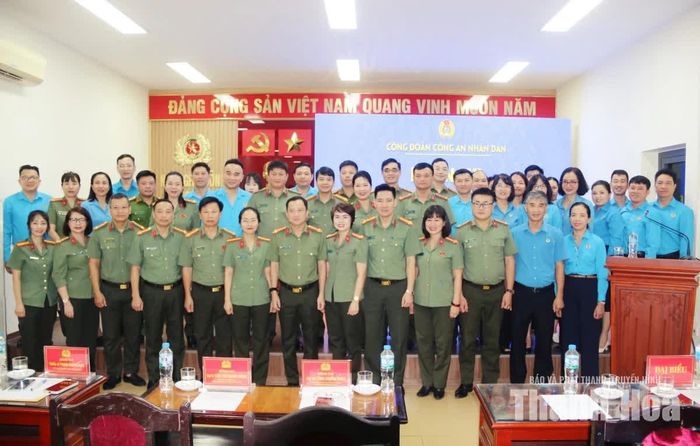 Các đại biểu và học viên chụp ảnh lưu niệm.