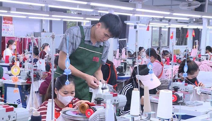 Anh Lê Xuân Đức trong ca làm việc tại Công ty TNHH May mặc Như Xuân.