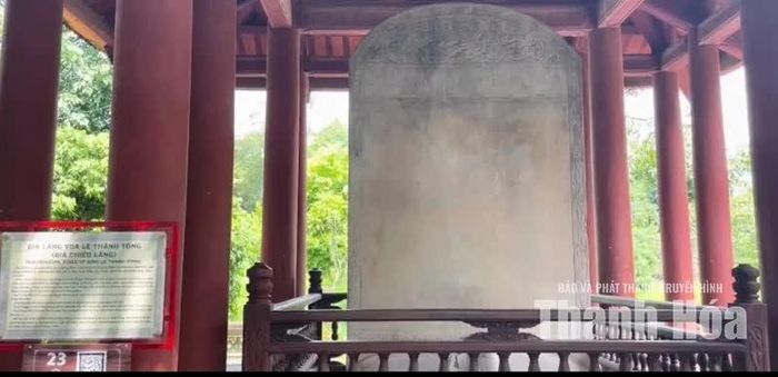 Công nghệ số được ứng dụng tại Khu di tích, giúp du khách quét mã QR để nghe thuyết minh và chủ động khám phá giá trị lịch sử của các bảo vật quốc gia.