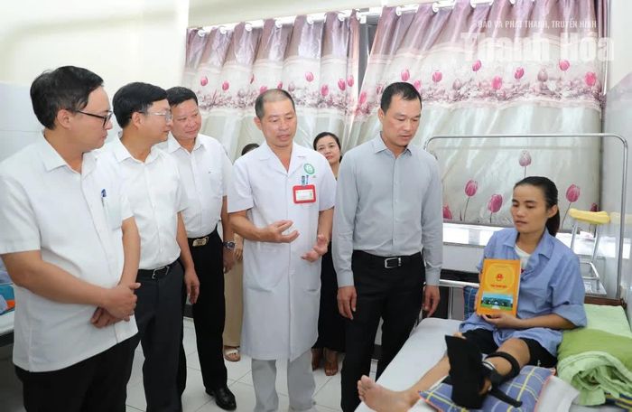 Bác sĩ Bệnh viện Điều dưỡng Phục hồi chức năng Trung ương trao đổi về tình hình sức khoẻ của bệnh nhân Lường Thị Thu với các thành viên đoàn công tác.