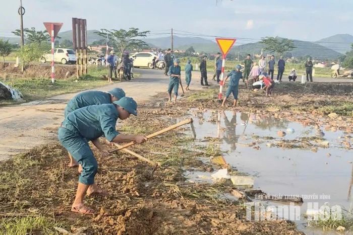 Các lực lượng dọn vệ sinh, thoát nước ùn ứ.