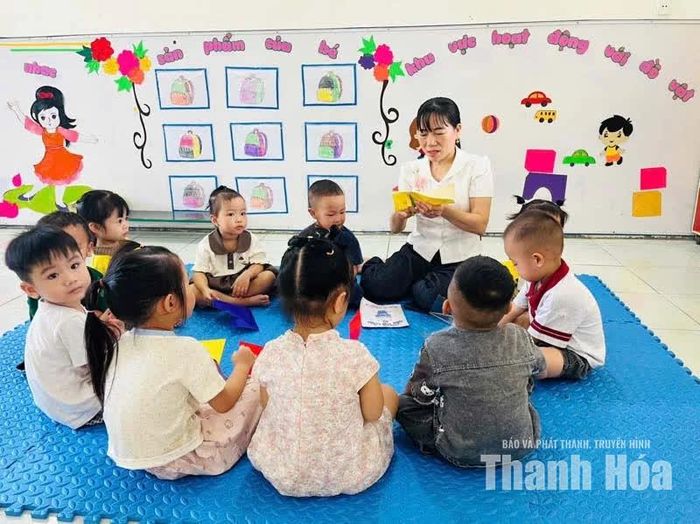Một buổi lên lớp của cô giáo Trịnh Thị Thu, tổ trưởng tổ chuyên môn khối 24 - 36 tháng tuổi Trường Mầm non Đông Thành - phân hiệu Cầu Lộc. Ảnh: Vi An