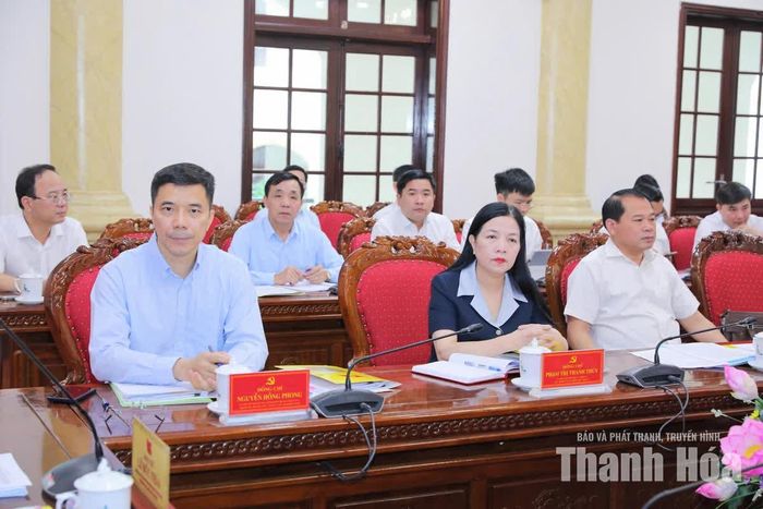 Phó Bí thư Thường trực Tỉnh ủy Nguyễn Hồng Phong và đại biểu dự buổi làm việc.