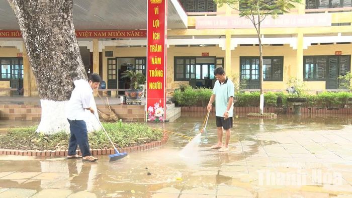 Trường THCS Đồng Tiến là đơn vị trũng nhất, ngập sâu và nước rút chậm nhất trong 3 trường. Hiện lượng nước tại trường đã cơ bản được bơm hút xong.
