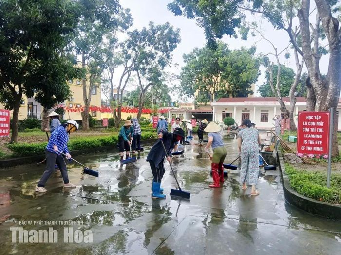 Trong thời gian ngập nước, Trường Tiểu học Đồng Tiến chuyển học sinh đến học buổi chiều tại các phân hiệu khác. Sáng 25/9, nhà trường đã huy động toàn bộ giáo viên vệ sinh môi trường tại điểm trường chính bị ngập.