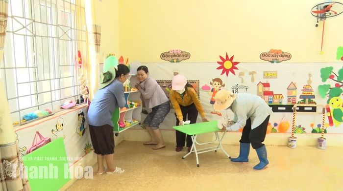Trong các lớp học, các cô giáo sắp xếp, vệ sinh đồ dùng dạy học, đồ dùng bán trú của trẻ.