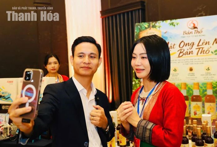 Livestream giới thiệu sản phẩm bên lề hội nghị.