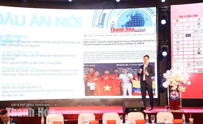 Đại diện Trung tâm Sáng tạo Công nghệ 8-bit giới thiệu mô hình khởi nghiệp trong lĩnh vực đào tạo công nghệ.