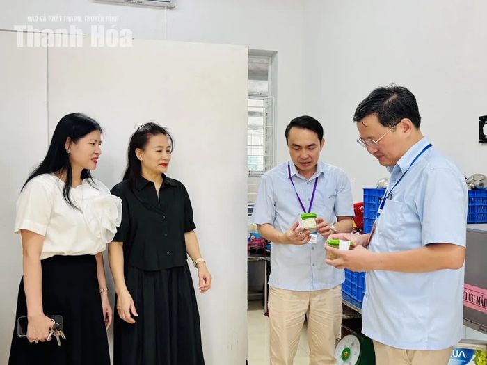 Đoàn công tác đánh giá việc thực hiện kiểm thực ba bước, lưu mẫu thức ăn tại Phân hiệu Trường Tiểu học Đông Vệ.