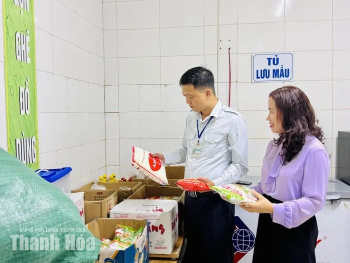 Đoàn công tác kiểm tra nguyên liệu, thực phẩm phục vụ bán trú tại Trường Tiểu học Minh Khai.