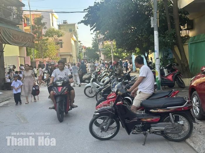 Bên cạnh nguyên nhân khách quan do hạ tầng giao thông còn hạn chế, ý thức của một bộ phận phụ huynh cũng là nguyên nhân khiến tình trạng ùn tắc trở nên nghiêm trọng hơn. Không ít phụ huynh đưa đón con bằng ô tô nhưng dừng, đỗ kéo dài dọc hai bên đường; thậm chí có trường hợp dừng ngay giữa lòng đường để chờ đón con em, người điều khiển xe máy thì dựng xe ngang dưới lòng đường làm thu hẹp đáng kể phần đường dành cho các phương tiện lưu thông. (Ảnh chụp tại Trường tiểu học Tân Sơn, phường Hạc Thành)