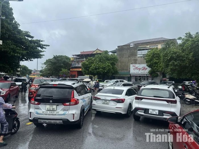 Vào giờ cao điểm, đặc biệt những ngày mưa lượng người di chuyển bằng ô tô đưa đón học sinh nhiều lại tập trung vào một khung giờ càng khiến giao thông trở nên quá tải. (Ảnh chụp tại đường Lê Quý Đôn, phường Hạc Thành)