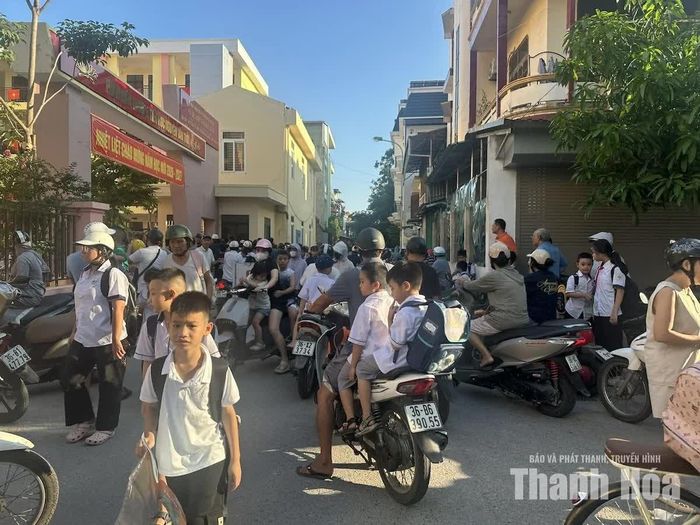 Khi dòng phương tiện bị ùn lại, một số người cố tình chen vào những khoảng trống phía trước, khiến giao thông càng trở nên lộn xộn và ách tắc (Ảnh chụp tại khu vực cổng trường Tiểu học Tân Sơn, phường Hạc Thành)