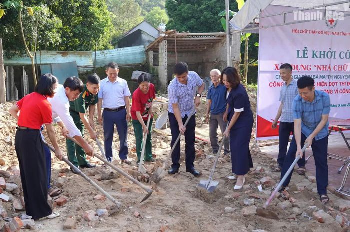 Cán bộ Hội Chữ thập đỏ, chính quyền địa phương và gia đình bà Mai Thị Nguyên động thổ khởi công xây dựng “Nhà Chữ thập đỏ”.