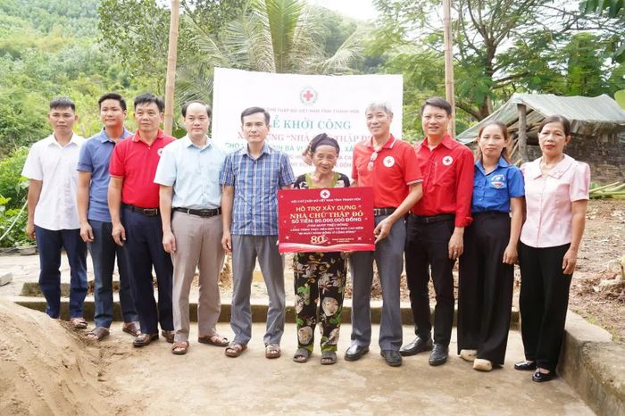 Lãnh đạo Hội Chữ thập đỏ tỉnh trao kinh phí hỗ trợ xây nhà cho bà Vi Thị Thắng.