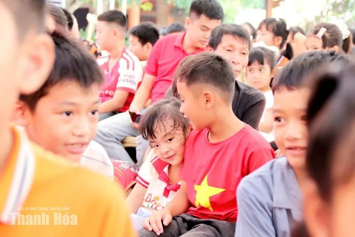 Khoảnh khắc ấm áp của hai anh em dự Tết Trung thu tại Trung tâm từ thiện xã hội Chùa Hồi Long, xã Hoằng Thanh.