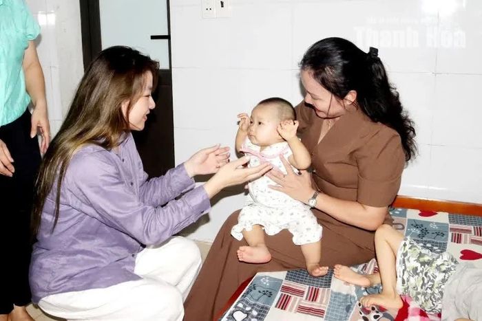 Dù cuộc sống có bận rộn đến đâu, hãy dành một chút yêu thương cho trẻ yếu thế bằng những phần quà, lời chúc bình an, để truyền cảm hứng cho nhiều người “Hãy sống để yêu thương”.