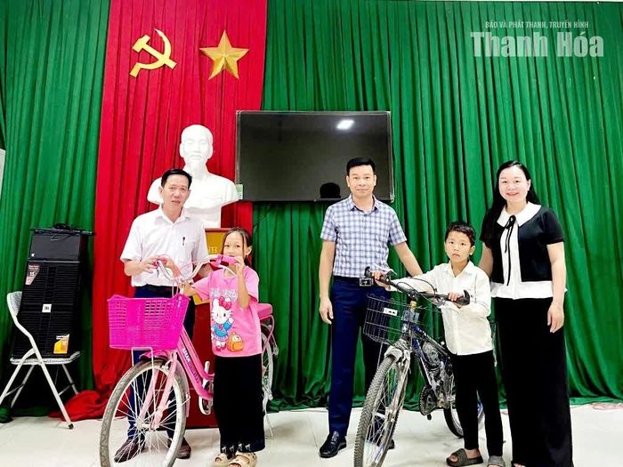 Hội LHPN xã Pù Nhi vận động nguồn lực trao 2 chiếc xe đạp, quà và tiền mặt cho 20 trẻ mồ côi, trẻ đặc biệt khó khăn, góp phần mang đến cho các em một mùa Trung thu ấm áp, ngập tràn yêu thương.
