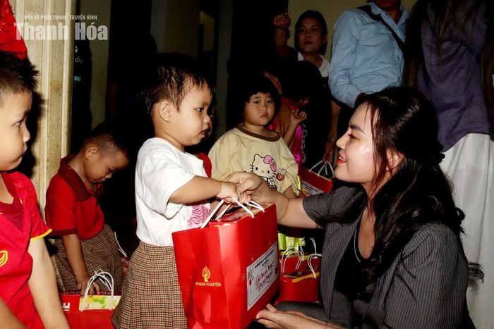 Trẻ mồ côi tại Trung tâm Bảo trợ xã hội số 2 tỉnh Thanh Hóa vui mừng đón nhận quà của Hội LHPN tỉnh, Hiệp hội Doanh nghiệp tỉnh và Hiệp hội Doanh nhân nữ tỉnh.