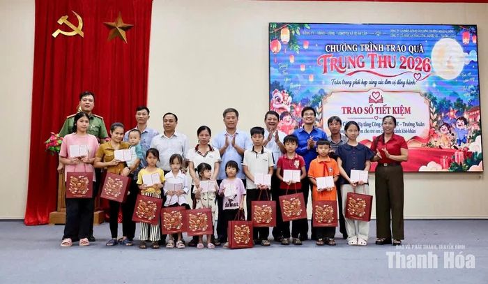 Tại xã Thường Xuân, nhiều đơn vị, nhà hảo tâm tặng sổ tiết kiệm, trao quà Trung thu cho trẻ mồ côi, trẻ đặc biệt khó khăn rất thiết thực, lan toả hành động đẹp.