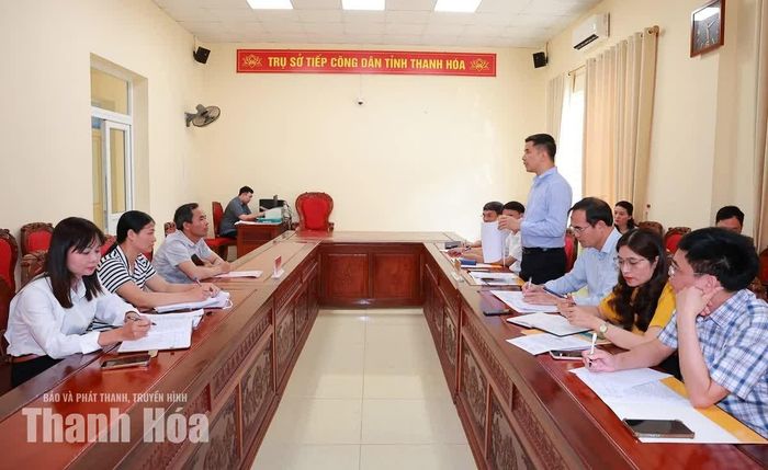 Phó Bí thư Thường trực Tỉnh ủy, Chủ tịch HĐND tỉnh Nguyễn Hồng Phong tiếp thu, giải đáp các phản ánh, kiến nghị của công dân.