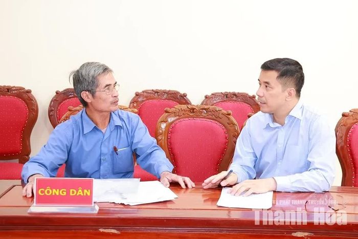 Phó Bí thư Thường trực Tỉnh ủy, Chủ tịch HĐND tỉnh Nguyễn Hồng Phong tiếp nhận phản ánh, kiến nghị của công dân.