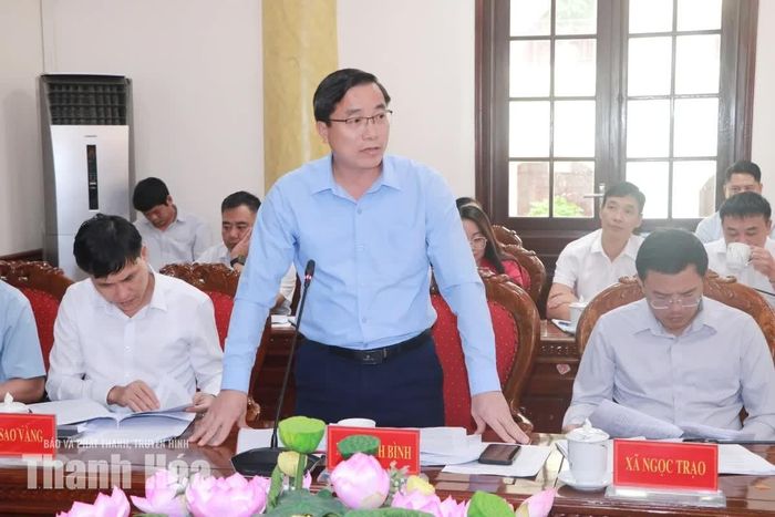 Bí thư Đảng ủy, Chủ tịch HĐND xã Thạch Bình Nguyễn Văn Mạnh phát biểu tại hội nghị.