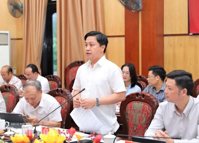 Giám đốc Sở Nông nghiệp và Môi trường Lê Văn Tiến phát biểu tại phiên họp.