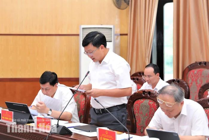 Chánh Văn phòng UBND tỉnh Nguyễn Thế Anh báo cáo tình hình kinh tế - xã hội 9 tháng năm 2026 tại phiên họp.
