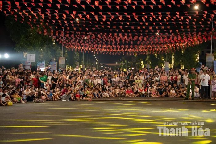 Đông đảo người dân háo hức theo dõi các hoạt động trong đêm hội.