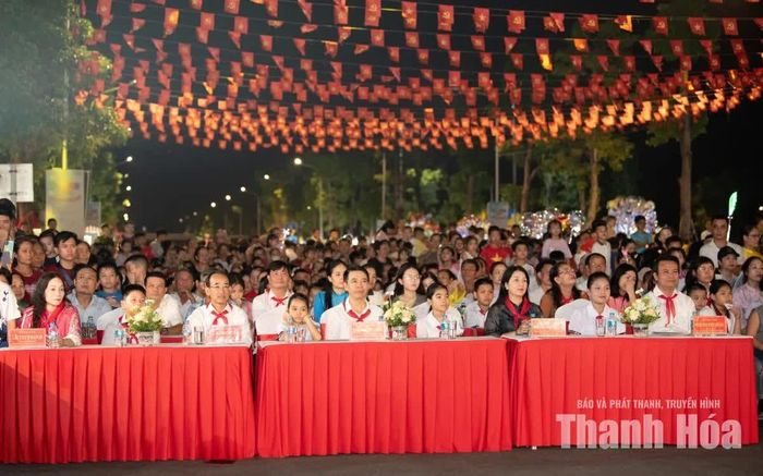 Lãnh đạo phường Hàm Rồng và các đại biểu dự cùng các em thiếu nhi.