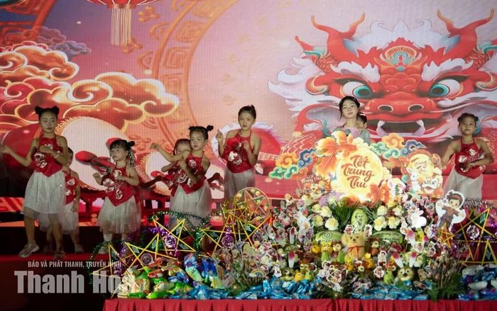 Tiết mục văn nghệ của các em thiếu nhi mở màn đêm hội.