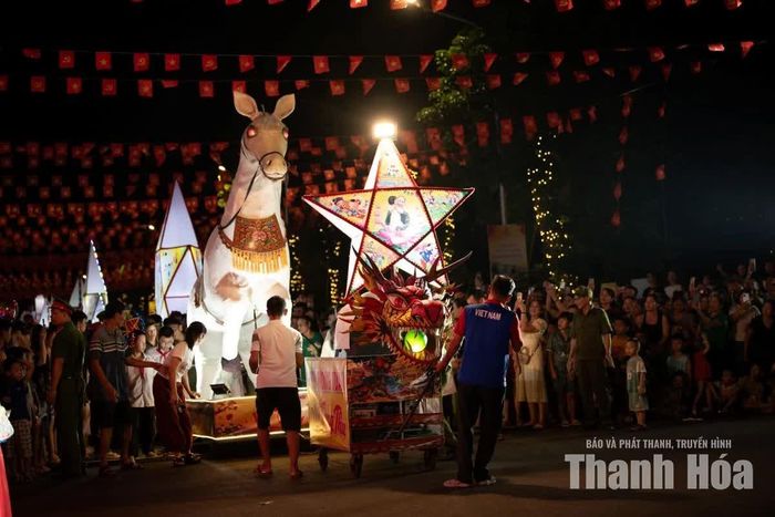 Nhiều mô hình đèn lồng kích thước lớn được tạo hình công phu, bắt mắt.