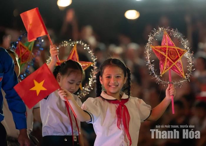 Nụ cười rạng rỡ của em nhỏ trong ngày Tết trung thu