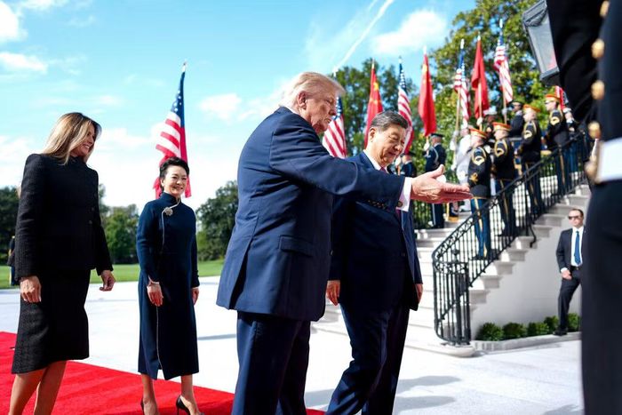 Tổng thống Mỹ Donald Trump và Đệ nhất phu nhân Melania Trump đón Chủ tịch Trung Quốc Tập Cận Bình cùng Đệ nhất phu nhân Bành Lệ Viện tại Nhà Trắng ngày 24/9 - Ảnh: The New York Times.